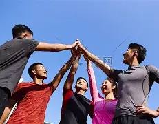 关于运动员齐心协力，展现出色团队合作精神的信息