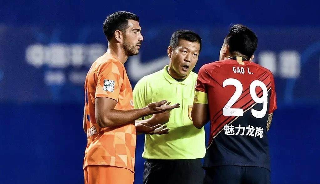 拜仁遭遇争议判罚，裁判组回应：执法公正，今天研究那些广告时候.
